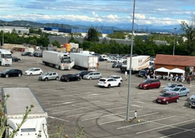  Truck Parking Cesar Palace Parking poids lourd Lyon Truck Parking Grenay espace de stationnement près de Lyon stationnement sécurisé Truck parking ouvert 24h/24 et 7j/7 parking est entièrement clôturé Parking routier douches et toilettes Parking privé poids lourds Parking poids lourd sécurisé Lyon