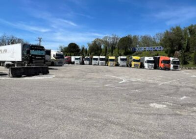  Truck Parking Cesar Palace Parking poids lourd Lyon Truck Parking Grenay espace de stationnement près de Lyon stationnement sécurisé Truck parking ouvert 24h/24 et 7j/7 parking est entièrement clôturé Parking routier douches et toilettes Parking privé poids lourds Parking poids lourd sécurisé Lyon