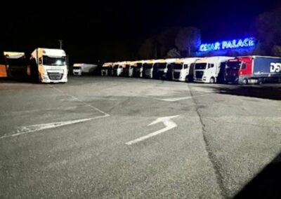  Truck Parking Cesar Palace Parking poids lourd Lyon Truck Parking Grenay espace de stationnement près de Lyon stationnement sécurisé Truck parking ouvert 24h/24 et 7j/7 parking est entièrement clôturé Parking routier douches et toilettes Parking privé poids lourds Parking poids lourd sécurisé Lyon