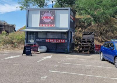  Truck Parking Cesar Palace Parking poids lourd Lyon Truck Parking Grenay espace de stationnement près de Lyon stationnement sécurisé Truck parking ouvert 24h/24 et 7j/7 parking est entièrement clôturé Parking routier douches et toilettes Parking privé poids lourds Parking poids lourd sécurisé Lyon